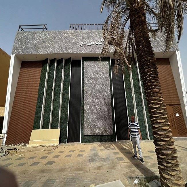 Gruba zidna dekoracija od granitnih pločica